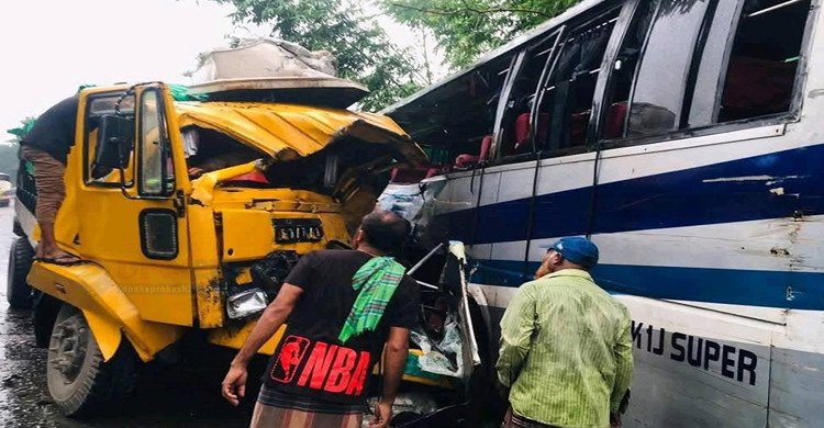 পাবনায় বাস-ট্রাক সংঘর্ষে প্রাণ গেল ৩ জনের, আহত ১০